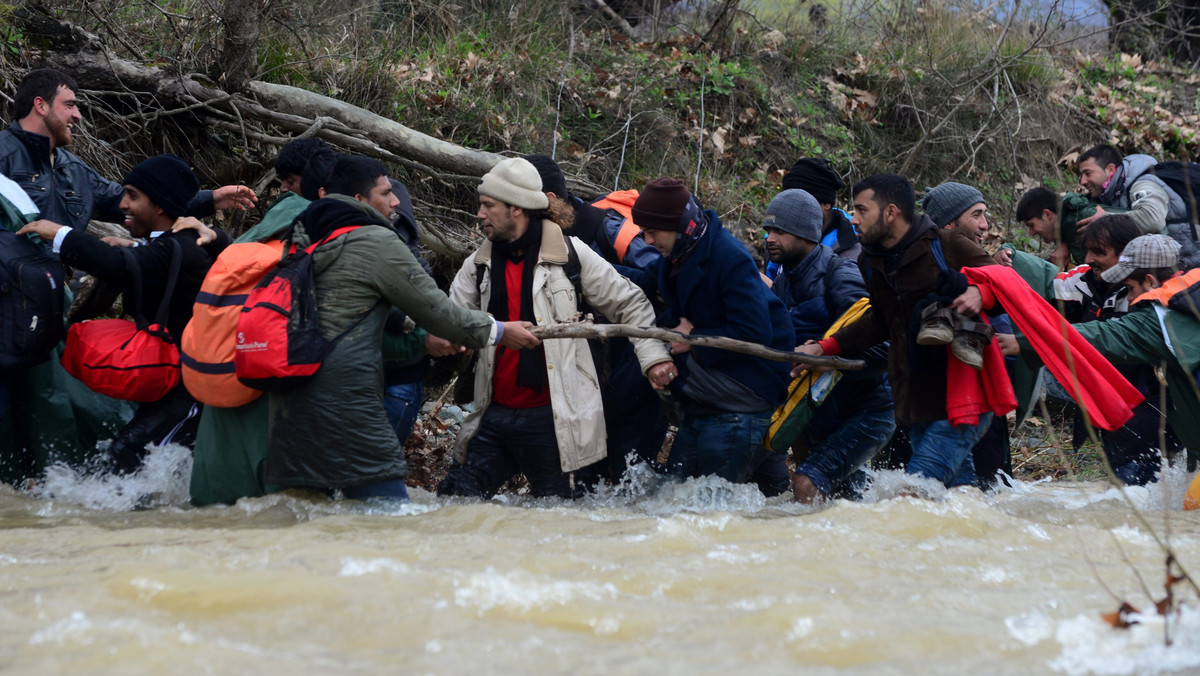 GREECE FYROM REFUGEES MIGRATION CRISIS (Refugees cross a river near Idomeni to enter Macedonia)
