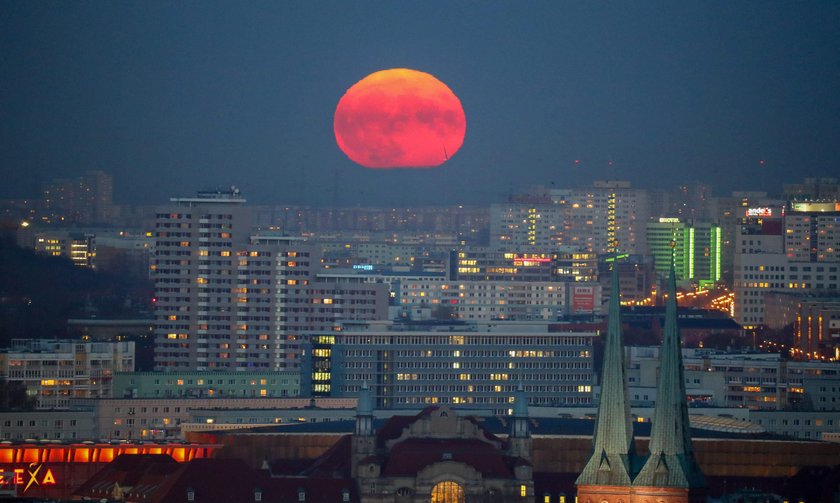 Tej nocy niebo zachwyciło ludzi na całym świecie. Zobacz zdjęcia