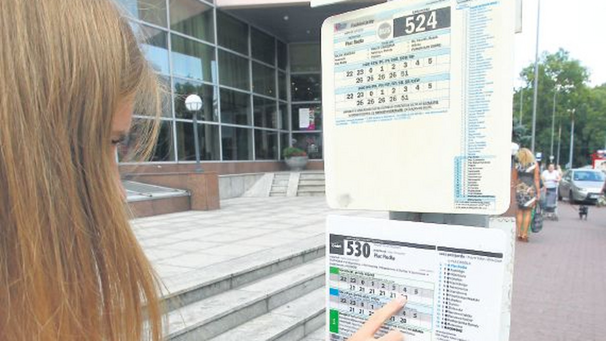 Czy nowe tabliczki, które umieszczono na przystankach tramwajowych i autobusowych, nie powinny mieć także dodatkowych informacji w obcych językach? - zastanawia się Czytelnik portalu mmszczecin.pl.