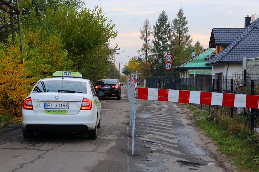 Blokada drogi w Łodzi. Ulica Denna z płotem na jezdni. Zbudowana na prywatnych działkach