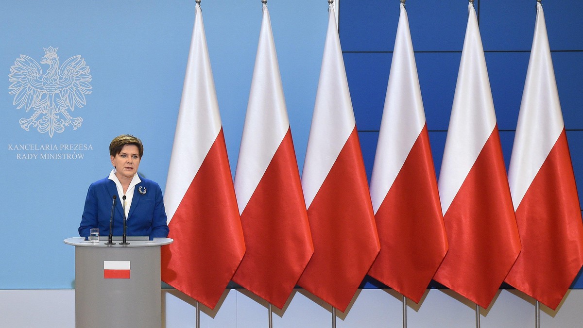 Beata Szydło konferencja prasowa flaga flagi polska ue unia europejska