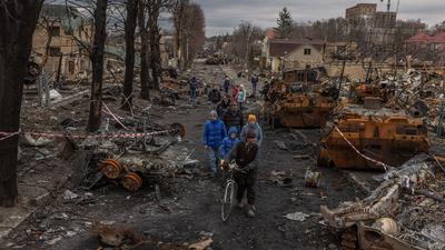 Mieszkańcy Buczy w swoim zniszczonym mieście