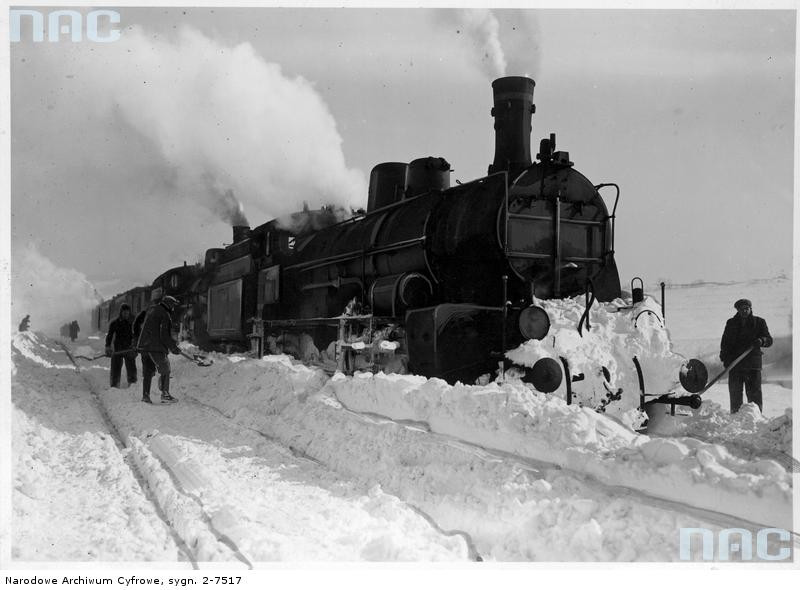 Pociąg osobowy zakopany w śniegu. Kolejarze podczas odśnieżania, 1940 rok.