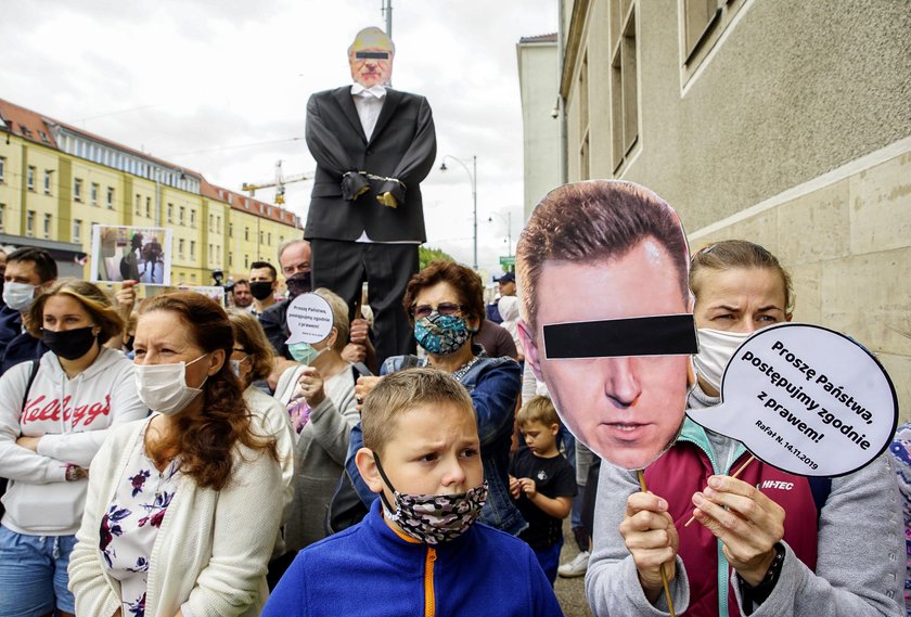 Poszkodowani przez SM Ujeścisko spółdzielcy protestowali przed sądem w Gdańsku