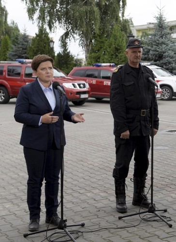 Beata Szydło i komendant główny Straży Pożarnej Leszek Suski