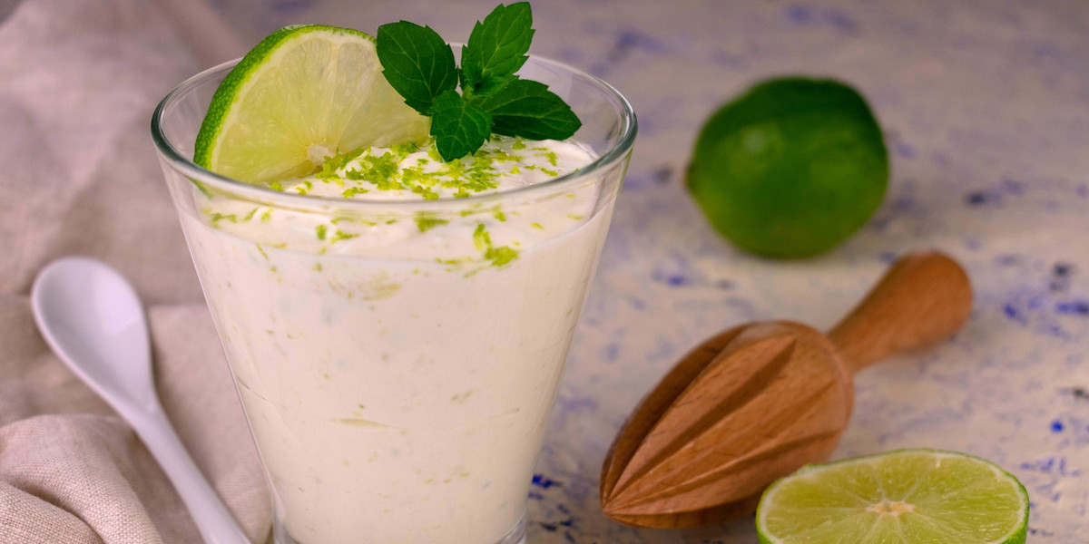 Jogurt grecki z limonką to pyszny i orzeźwiający deser – idealny na letnie popołudnie.