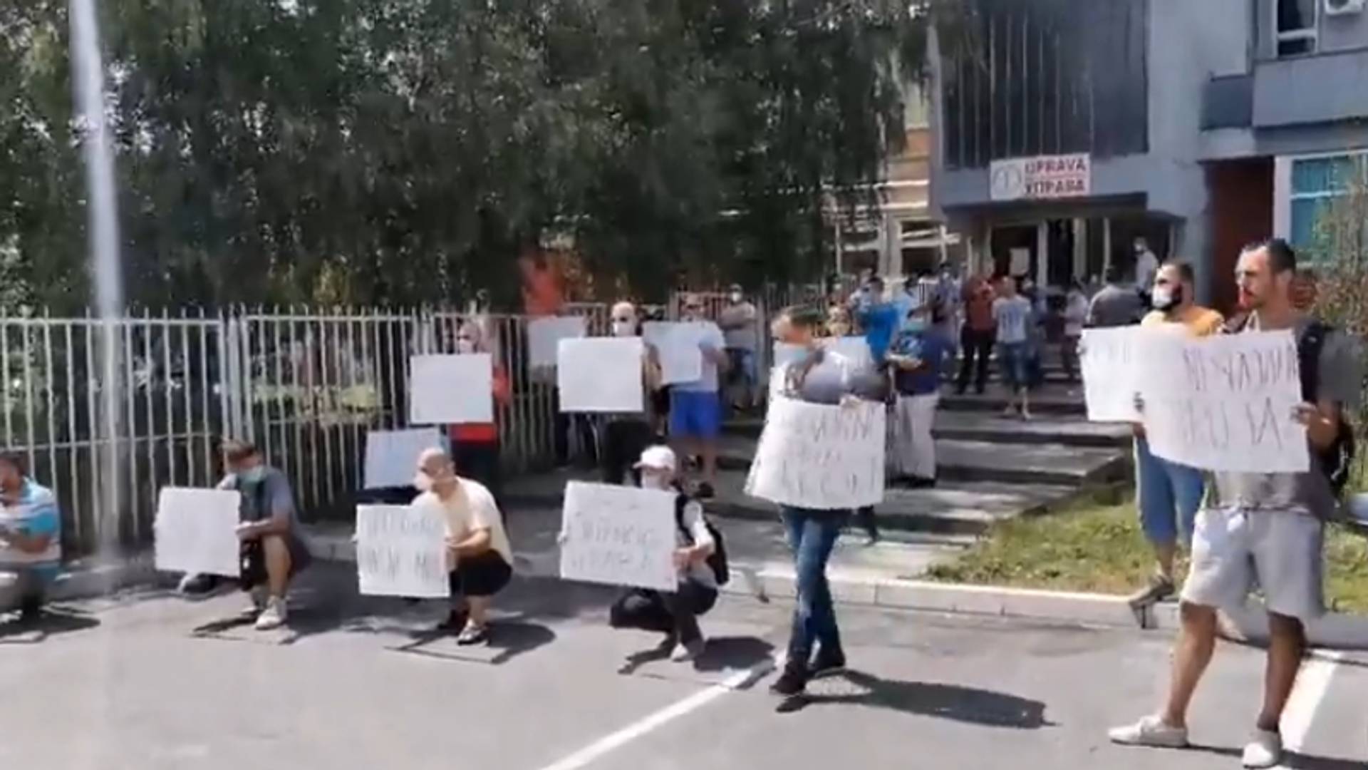 Pazarci protestuju zbog stanja u bolnici, traže smenu Kriznog štaba