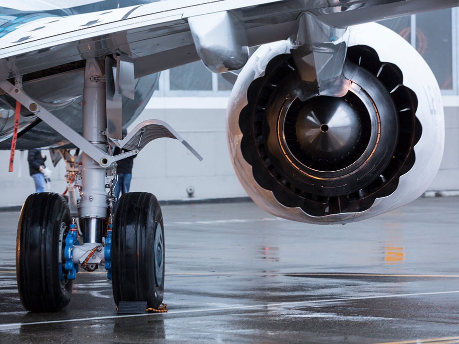 Za zgodą FAA Boeing aktywnie uczestniczył w procesie certyfikacji, czyli dopuszczenia do lotów, swoich samolotów