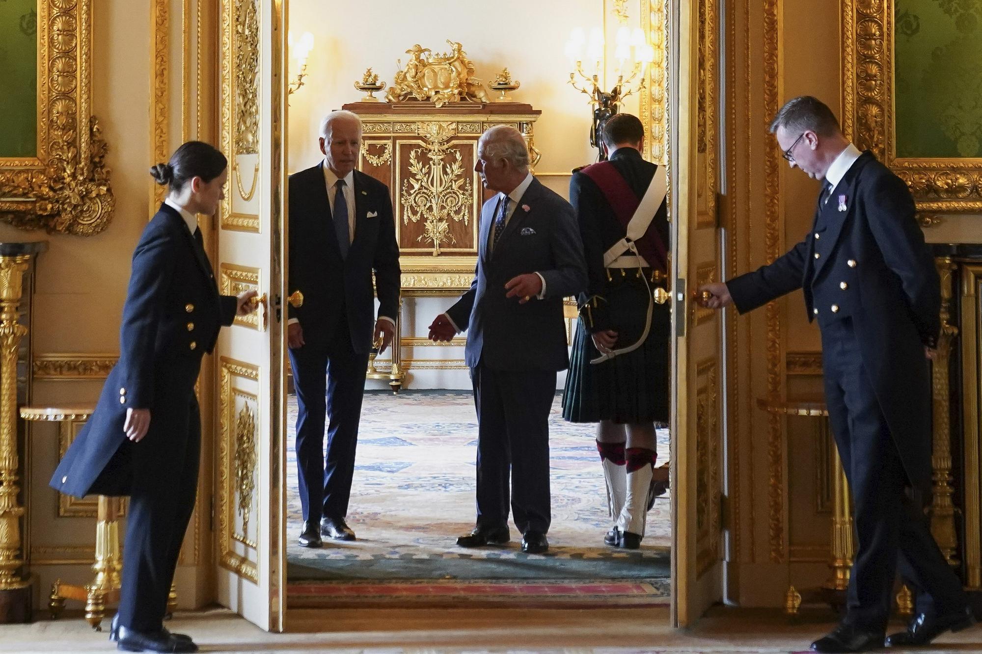 Britský kráľ Karol III. a americký prezident Joe Biden.