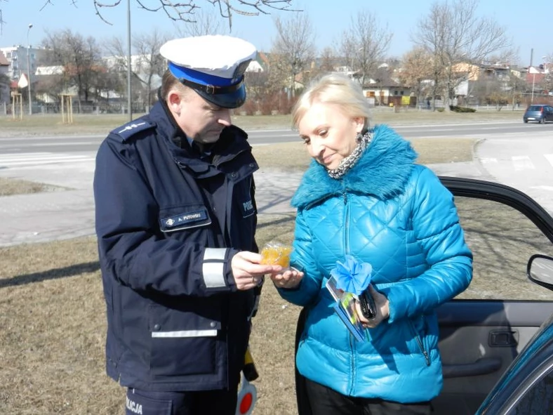 Policja rozdawała kwiatki