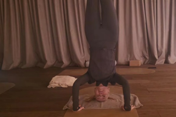 NATAŠA BEKVALAC STOJI NA GLAVI Pevačica demonstrirala neverovatnu gipkost na treningu, ove joga poze su mnogima nedostižne (FOTO)