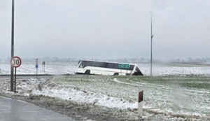 Prevrnuo se putnički autobus u Novoj Pazovi