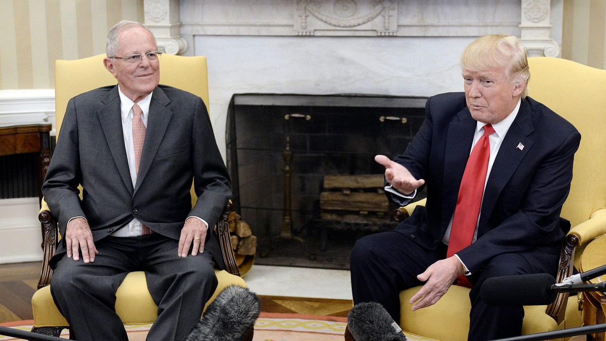 Prezydent Peru Pedro Pablo Kuczynski, który spotkał się w piątek z prezydentem USA Donaldem Trumpem w Białym Domu, powiedział dzienikarzom, że oświadczył Trumpowi, iż woli budować mosty niż mury i opowiada się za wolnym przekraczaniem granic.