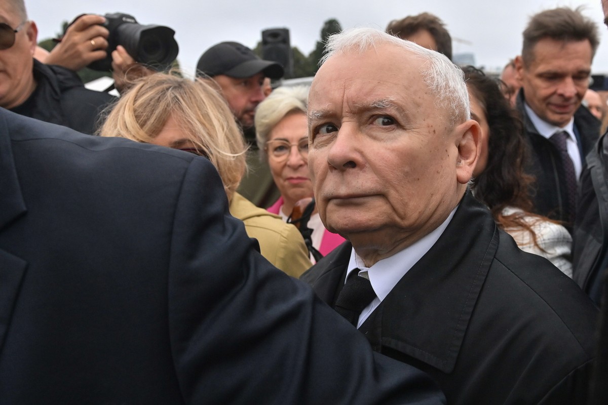 Warszawa, 10.07.2025. Prezes PiS Jarosław Kaczyński złożył wieniec pod Pomnikiem Ofiar Tragedii Smoleńskiej 2010 roku na pl. Piłsudskiego w Warszawie, 10 bm. Politycy PiS biorą udział w obchodach miesięcznicy katastrofy smoleńskiej. (ad) PAP/Piotr Nowak