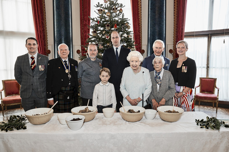 George, William, Karol i Elżbieta II przyrządzają pudding