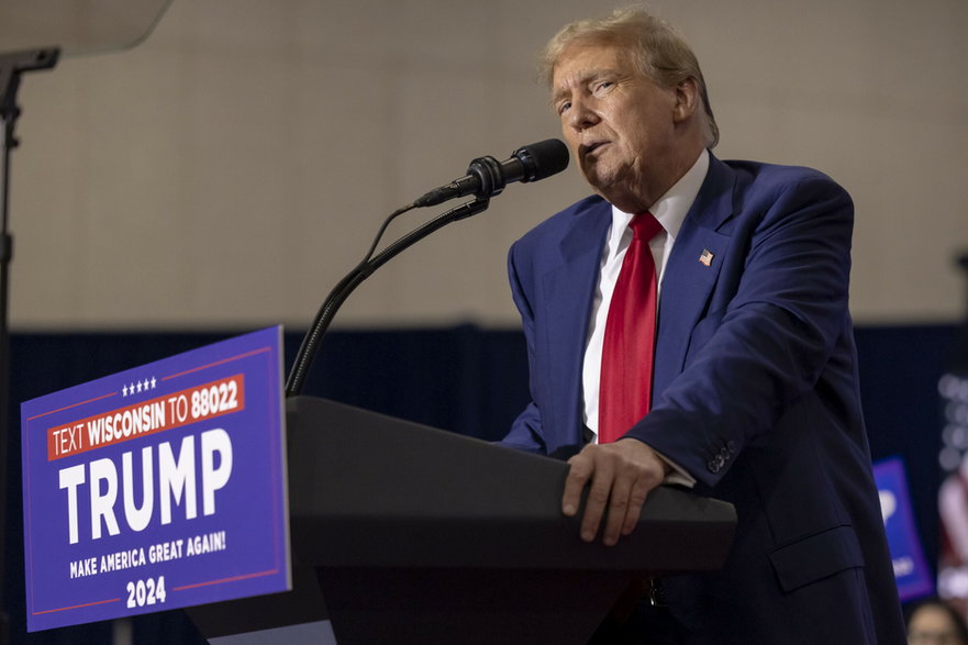 Republikański kandydat na prezydenta i były prezydent USA Donald Trump przemawia na wiecu w Green Bay w stanie Wisconsin, 2 kwietnia 2024 r.