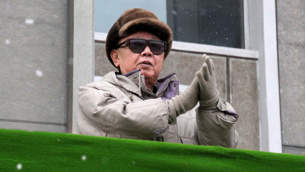 Przywódca Korei Północnej Kim Dzong Il zmarł w sobotę 17 grudnia o godz. 8.30 czasu lokalnego (0.30 czasu polskiego) w pociągu podczas podróży po kraju w rezultacie rozległego zawału serca, w warunkach "wielkiego napięcia umysłowego i fizycznego". W niedzielę dokonano autopsji, która potwierdziła przyczynę zgonu. Na następcę wyznaczono jego syna Kim Dzong Una, urodzonego w 1983 lub 1984 roku.