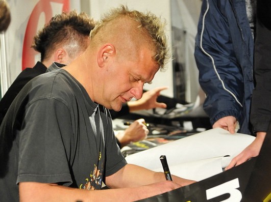 Kazik Na Żywo odbiera złoto i podpisuje 'Bar La Curva'