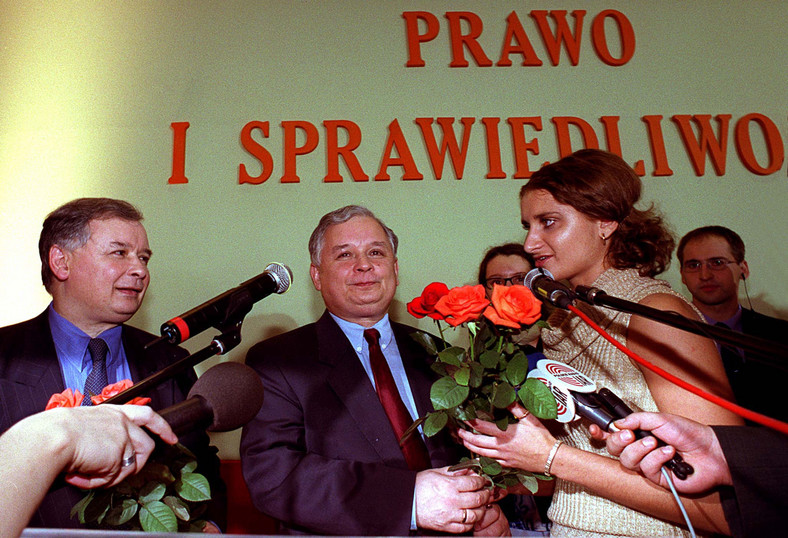 (Od lewej) Jarosław i Lech Kaczyńscy w wieczór wyborczy - 23.09.2001 r.