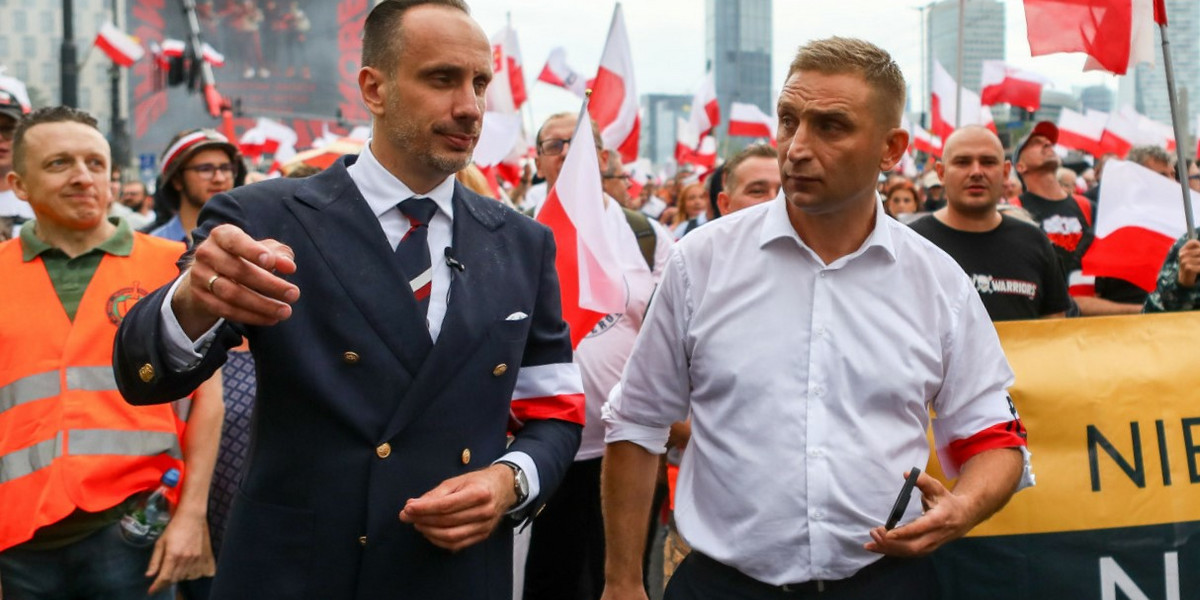 Janusz Kowalski i Robert Bąkiewicz mogą do końca drżeć o swój mandat poselski.
