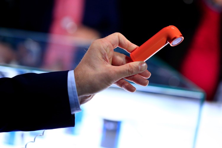 HTC RE Camera to bez wątpienia jedno z najbardziej oryginalnych urządzeń mobilnych zaprezentowanych w Barcelonie. Sportowa kamerka HTC ma kształt zakrzywionej tuby przypominającej peryskop. To, w jaki sposób możemy z niej korzystać, tłumaczy nam natomiast hasło przewodnie: „złap, wyceluj i nagrywaj”. Urządzenie umożliwia wykonywanie zdjęć w rozdzielczości 16 mpx i nagrywanie filmów w maksymalnej jakości 1080p. Kamerka HTC została wyposażona w baterie o pojemności 840 mAh i umożliwi nam nagranie 1,4 godziny materiału wideo lub 1200 zdjęć. RE Camera współpracuje z dedykowanymi aplikacjami mobilnymi na Androida i iOS-a.