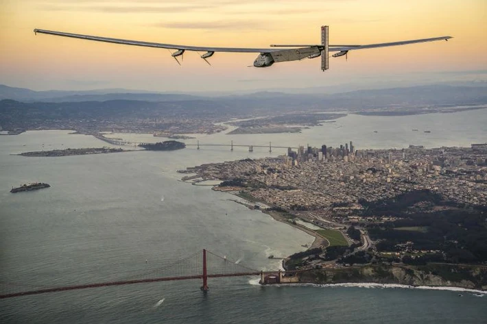 Solar Impulse 2 nad mostem Golden Gate w San Francisco