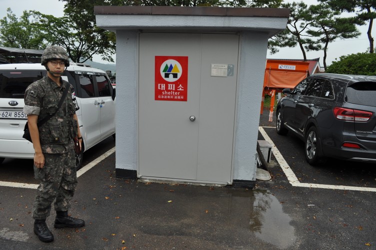 Prezydent Park z Południa stała jedynie o jedno miejsce od Xi. Między nimi znajdował się Władimir Putin, obecne relacje chińsko-południowokoreańskie nabierały po raz kolejny namacalnych kształtów. Prezydent Xi spotkał się z panią Park już po raz szósty od momentu objęcia urzędu w 2013 roku. Kim Dzong Un z kolei nie zdobył się do tej pory na spotkanie z chińskim przywódcą.
O relacjach Północy z Pekinem mówiono kiedyś, jeszcze za czasów poprzedniego Kim, Kim Dzong Ila, że stanowią relacje tak bliskie jak usta i zęby. Jednak taka przyjaźń może być iluzoryczna i ulotna,  ponieważ zgodnie z innym powiedzeniem 'gdy nie ma ust, zęby marzną'.
Południe od lat opracowuje plany na wypadek ewentualnego zjednoczenia. Jest do tego powołane osobne ministerstwo oraz instytut. Mimo iż Pjongjang ma osobną reprezentację na scenie miedzynarodowej i stanowi odrębne państwo, dla Seulu to nie kwestia dla MSZ. Sprawy półwyspu traktowane są jako kwestie wewnętrzne. Wciąż nie ustaje nadzieja, że podział jest jedynie stanem przejściowym.