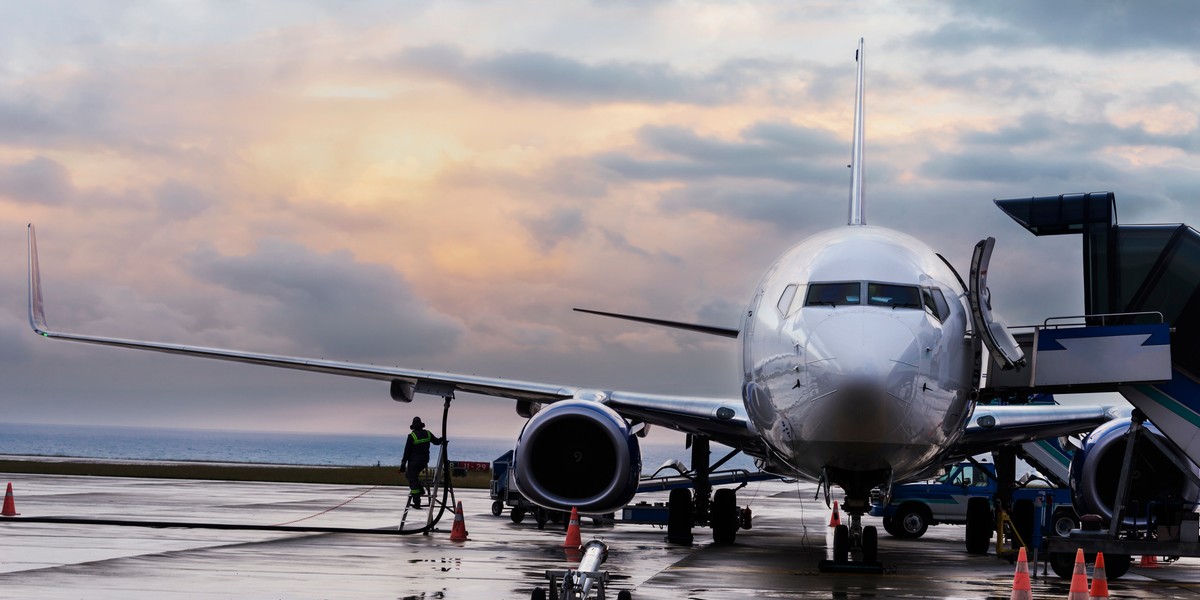 IATA przekonuje, że najbardziej optymalnym rozwiązaniem na obniżenie emisji CO2 w transporcie lotniczym są zrównoważone paliwa (tzw. SAF). 