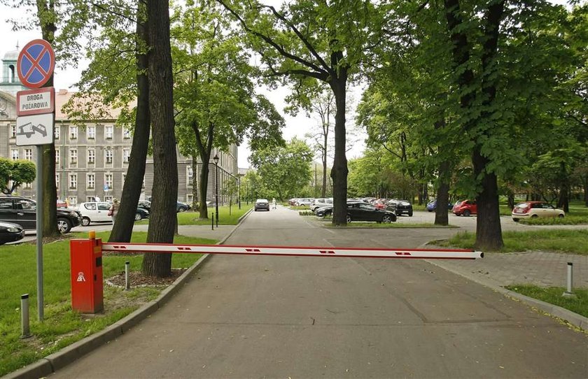 Urząd miasta zrobił sobie parking