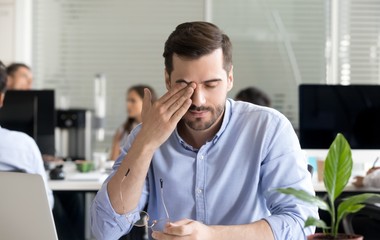 Viszkető, száraz szem? Eláruljuk, milyen szemcseppet érdemes választanunk