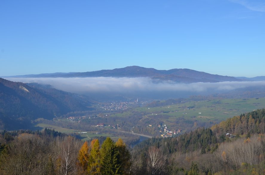 Widok na Gorce. W oddali widoczna wieża widokowa na Lubaniu.