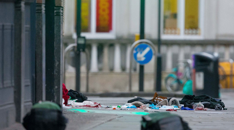 Földön heverő személyes holmik a London déli részén fekvő Streatham városrészben elkövetett késes támadás helyszínén / Fotó: MTI/EPA