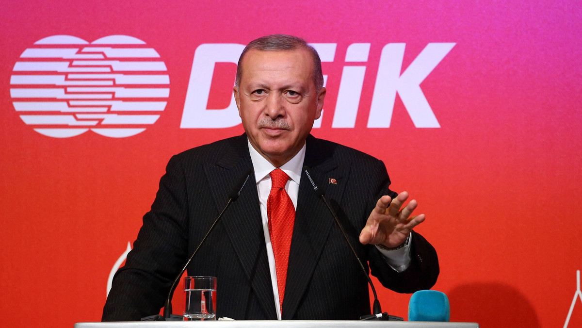— Hej, Unio Europejska, obudź się! Jeśli będziecie określać naszą operację w Syrii jako inwazję, to otworzymy bramy i wyślemy wam 3,6 mln uchodźców — stwierdził prezydent Turcji Recep Erdogan w dzień po rozpoczęciu ataku na Kurdów mieszkających w północno-wschodniej Syrii. — Czy kiedykolwiek dotrzymaliście danej nam obietnicy? Nie! — grzmiał pod adresem UE Erdogan. Prezydent Turcji trzyma Zachód w garści. I dobrze wie, jak z tego skorzystać.