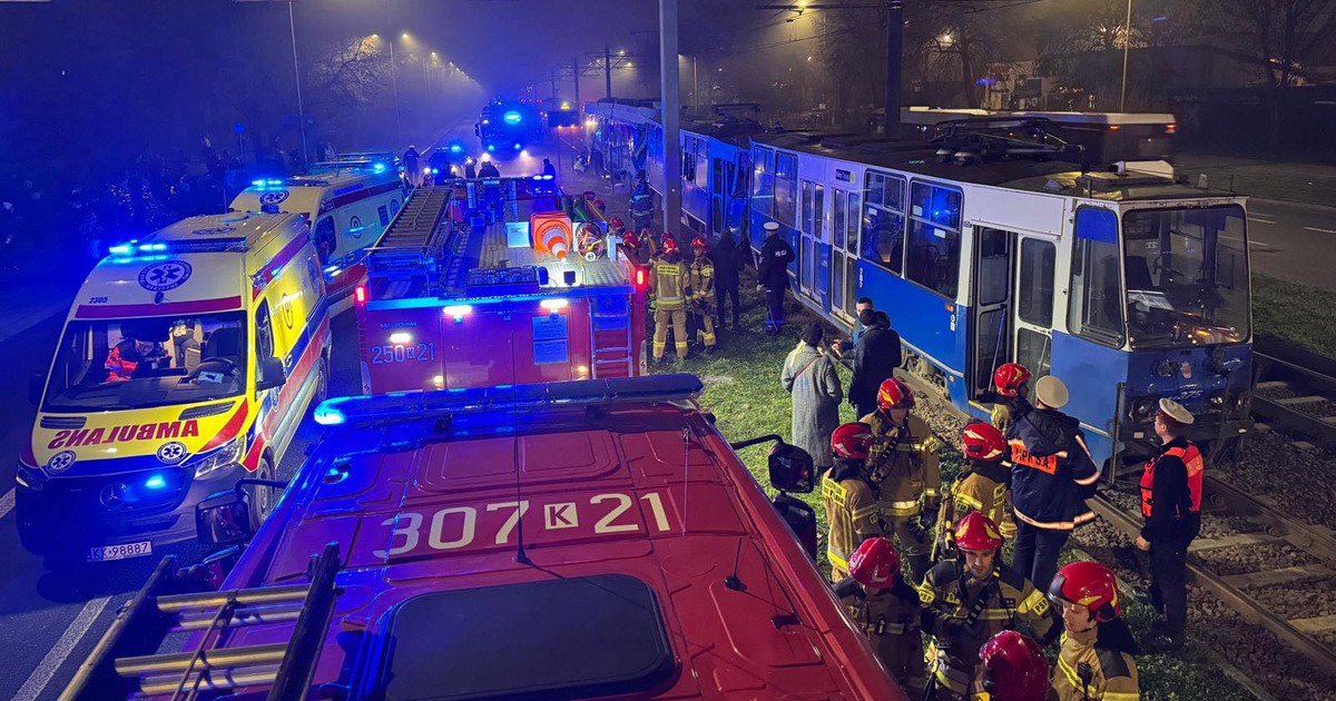 11 osób trafiło do szpitali po zderzeniu tramwajów w Krakowie. Wojewoda dziękuje