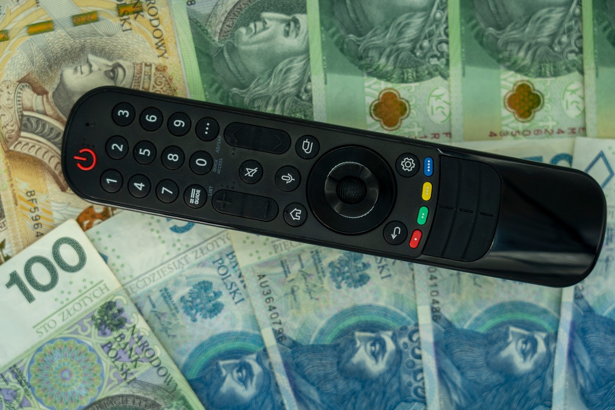 telewizja, pilot, tv, RTV, abonament RTV, gotówka, pieniądze