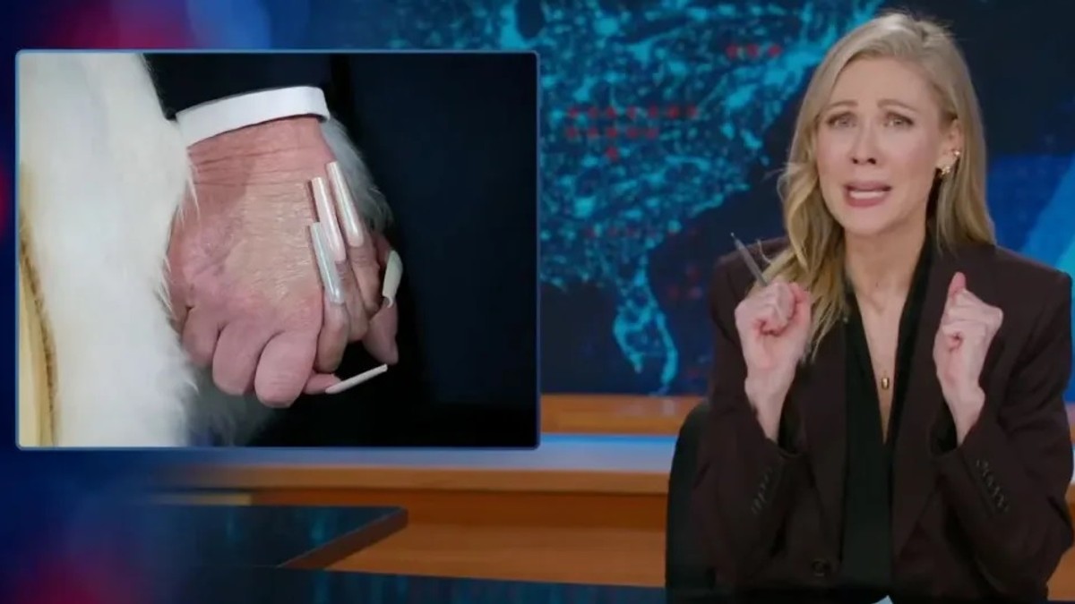 Svi gledaju koga za ruku drži Tramp, a nokti "sačuvaj me, Bože"