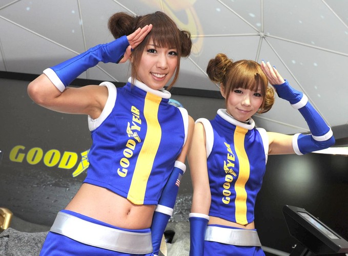 Salon samochodowy w Tokio - dziewczyny