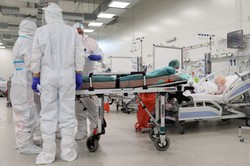 Ekspert: Nie kontrolujemy już nowych zakażeń SARS-CoV-2