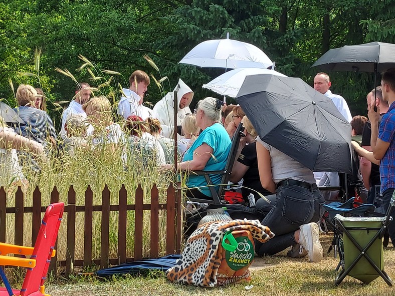 Ksiądz Prausa nic sobie nie robi z ciążącej na nim suspensy – i łamie zakaz podejmowania czynności kapłańskich, między innymi rozdaje eucharystię