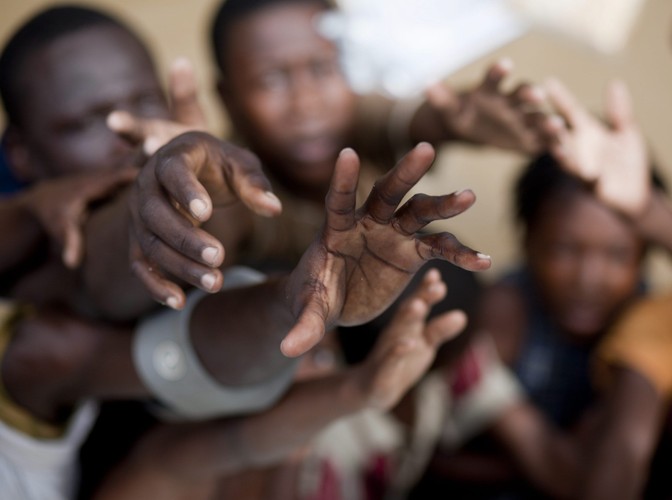 6 listopada 2010 - dzień po ataku huraganu Tomas mieszkańcy Haiti próbują zdobyć żywność od żołnierzy ze Sri Lanki na jednej z zalanych ulic w Port-au-Prince