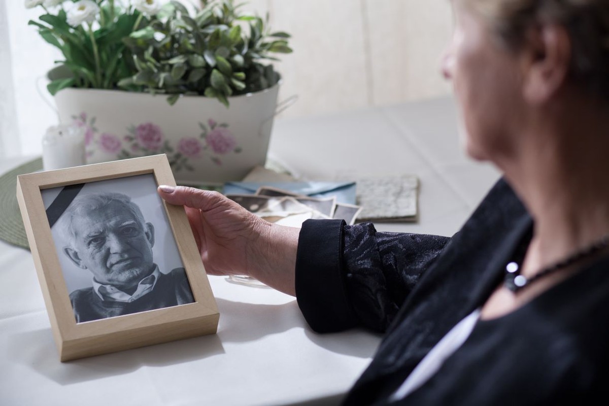 Rewolucyjne zmiany w systemie rent wdowich czekają nas już od stycznia przyszłego roku. Seniorzy po stracie partnera zyskają możliwość łączenia swojej emerytury ze świadczeniem po zmarłym małżonku.