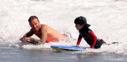 Celebryta z dzieciakami na surfingu. FOTY
