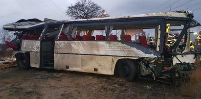 Tragiczny wypadek na przejeździe kolejowym. Autobus szkolny zderzył się z pociągiem. Jest ofiara śmiertelna