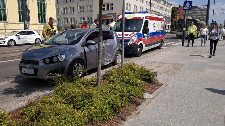 Śródmieście. 66-latek doprowadził do zderzenia z autobusem [ZDJĘCIA]