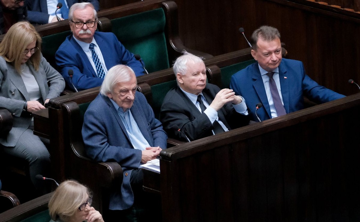 Wicemarszałek Sejmu Ryszard Terlecki, prezes PiS Jarosław Kaczyński i wicepremier, minister obrony narodowej Mariusz Błaszczak; za nimi, od lewej: wicemarszałek Sejmu Małgorzata Gosiewska i poseł Leonard Krasulski