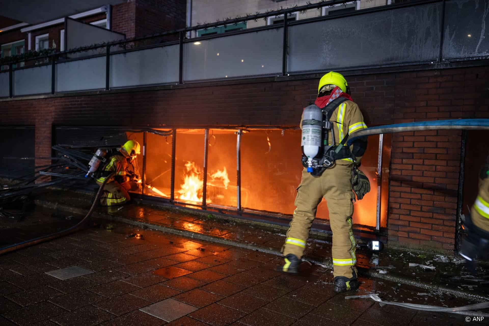6 auto's volledig uitgebrand: Tientallen bewoners geëvacueerd in Hellevoetsluis