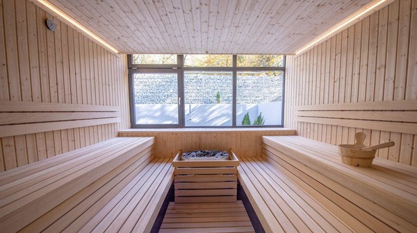 Seanse w saunie mają wiele zalet. Odprężają i dobroczynnie wpływają na nasz układ odpornościowy. Warto jednak pamiętać, że m.in. ze względów zdrowotnych nie są polecane dla każdego.