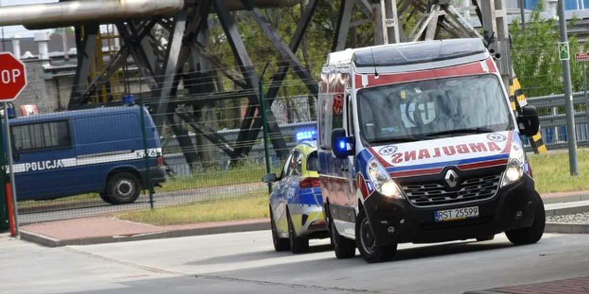 Karetka i policja, działania ratunkowe. Zdjęcie ilustracyjne.
