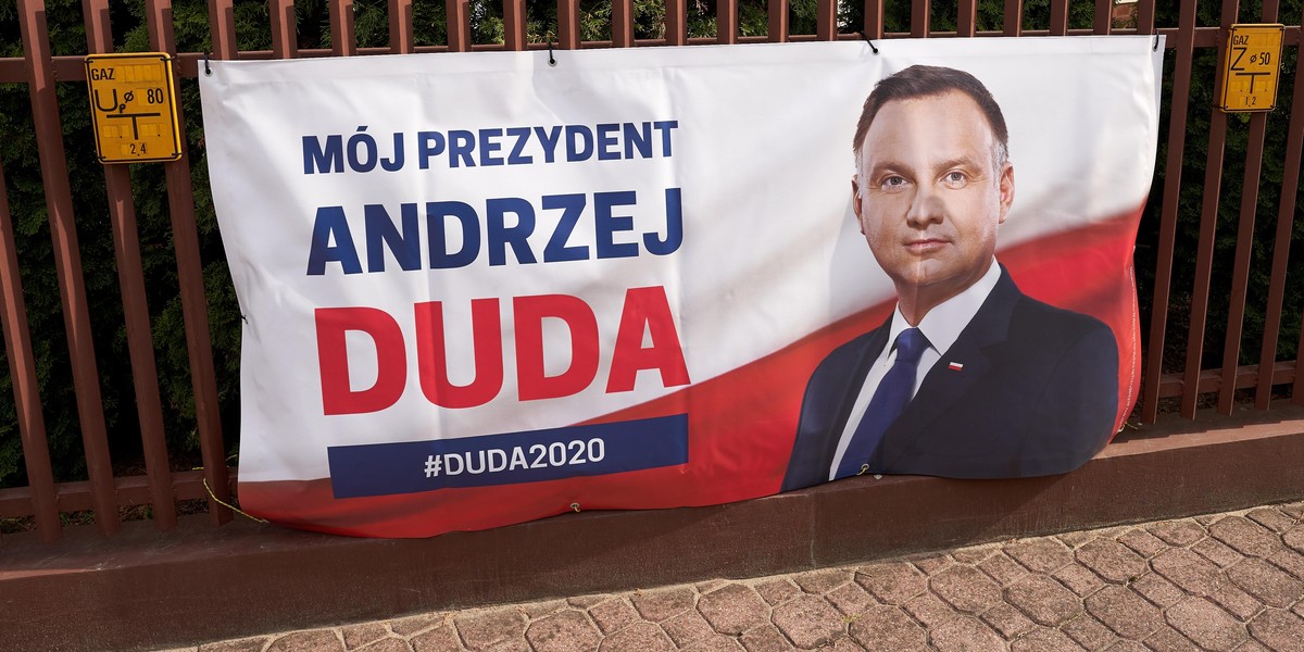 Tak niszczył baner Andrzeja Dudy. Wandala nagrały kamery