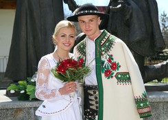 Góralskie wesele Klemensa Murańki. Skoczek narciarski poślubił piękną Agnieszkę. ZDJĘCIA